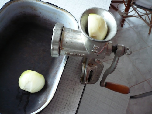 Mletí cibule při výrobě domácího sulce