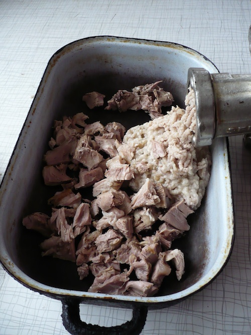 Mletí masa při přípravě domácího sulcu